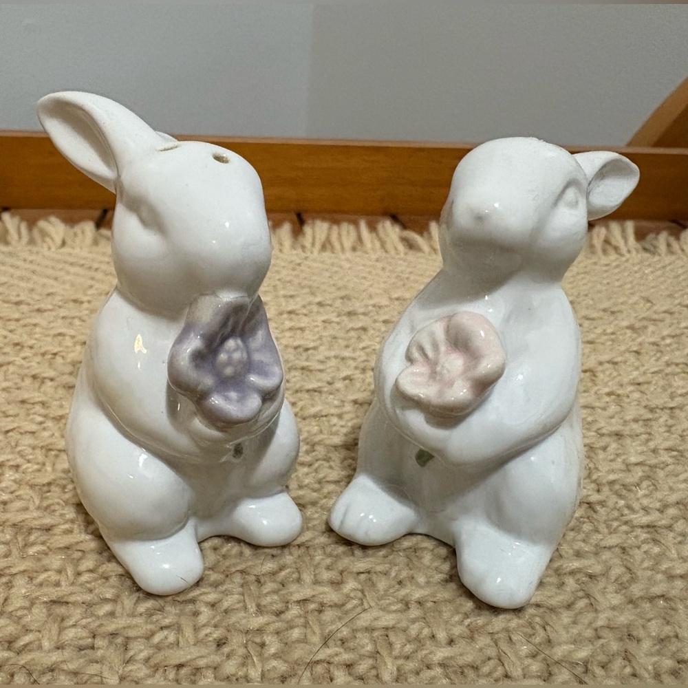 ⭐️Free With Any Purchase⭐️Ceramic Bunny Salt And Pepper Shakers